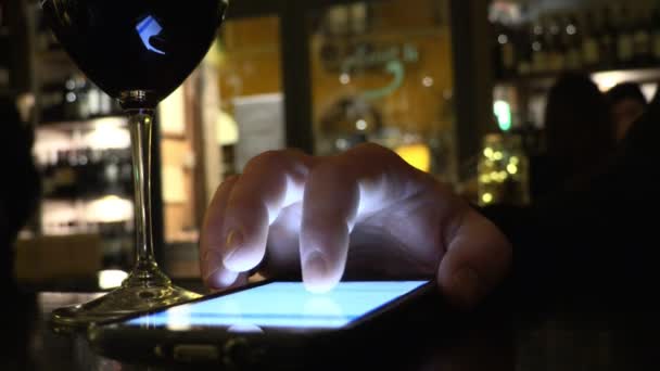 Handscrollendes Smartphone Eines Mannes Dunkeln Einer Kneipe — Stockvideo