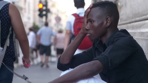 Triste Joven Negro Solitario Pensativo Calle Pensamientos Problemas — Vídeos de Stock