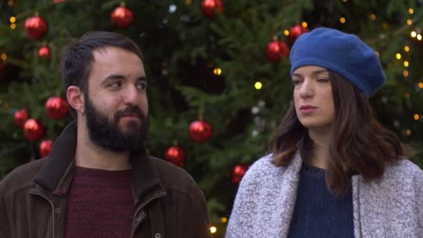 Natal Alegria Divertido Casal Jovem Olhando Para Outro Começando Rir — Vídeo de Stock