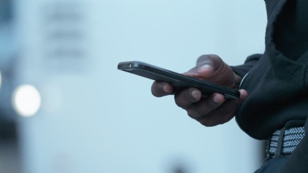 Homem Negócios Preto Mão Usando Smartphonone Close Câmera Lenta — Vídeo de Stock