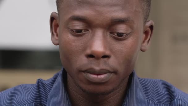 Гордый Серьезный Чернокожий Африканский Мужчина Смотрит Крупным Планом — стоковое видео