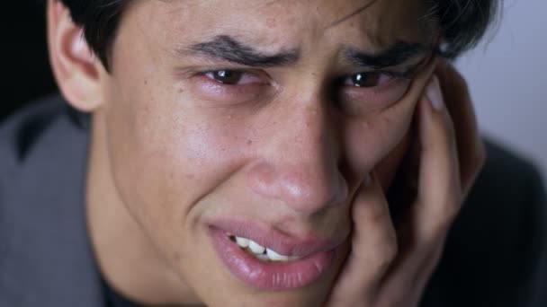 傷ついた心は泣いて 悲しい若者をクローズ アップ — ストック動画