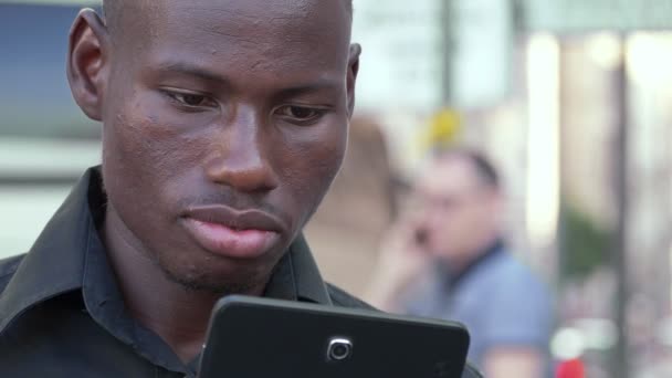 Ελκυστικό Νεαρό Άνδρα Μαύρο Χρησιμοποιώντας Tablet Στο Δρόμο — Αρχείο Βίντεο