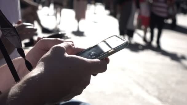 Fokusera Manliga Händer Med Smartphone — Stockvideo