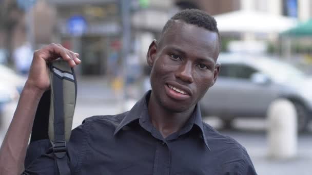 Jonge Amerikaanse Afrikaanse Student Zetten Zijn Rugzak Zijn Schouder — Stockvideo