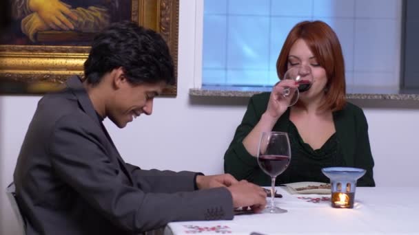 Mujer Sensual Coqueteando Con Hombre Guapo Durante Cena Romántica — Vídeo de stock