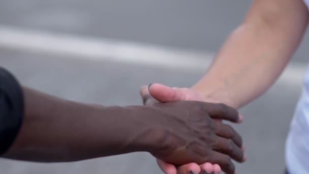 Fraternidad Unidad Mano Multicultural Mujer Acariciando Negro Hombre Mano Cámara — Vídeos de Stock