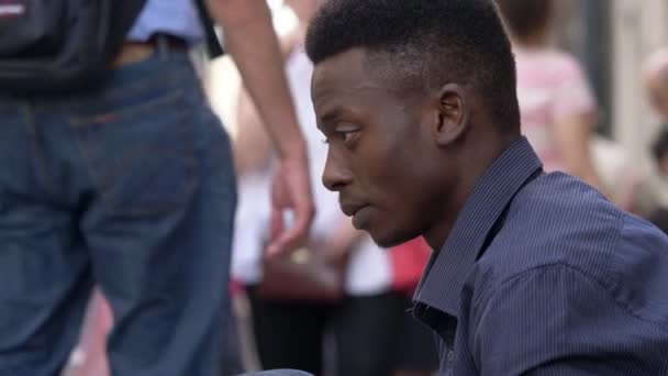 Jeune Homme Africain Américain Solitaire Songeant Dans Rue — Video