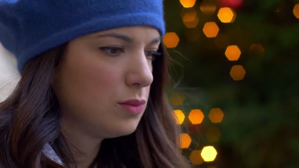 悲しい物思いにふける孤独な若い女性を考えて クリスマス — ストック動画