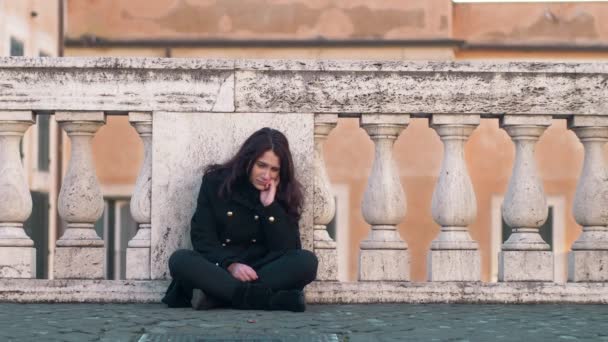 Depressief Eenzaam Triest Brunette Zittend Straat Eenzaamheid Eenzaamheid Verdriet — Stockvideo