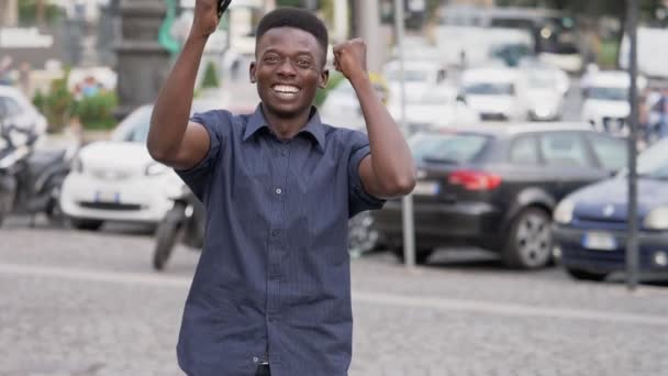 Müjde Sevinç Mutluluk Genç Siyah Afrika Adam Sokakta Sevindirici — Stok video