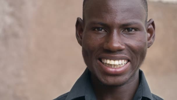 Sorrindo Atraente Jovem Homem Negro Africano Olhando Para Câmera Câmera — Vídeo de Stock