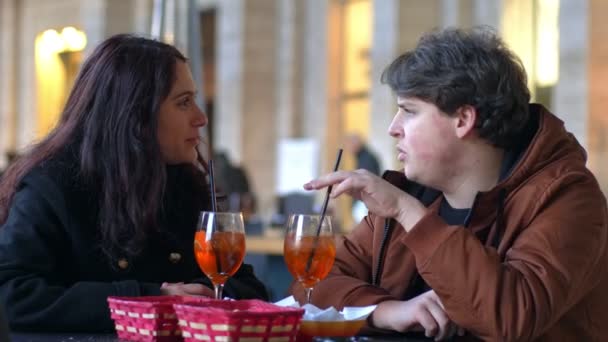 屋外カフェで日に魅力的なカップル — ストック動画