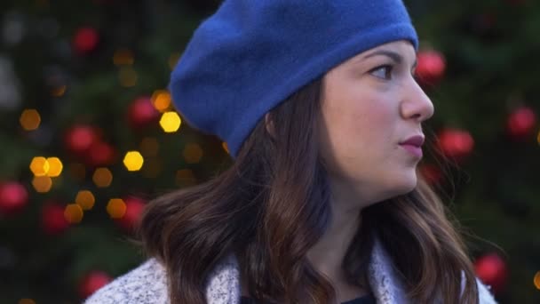Красива Молода Жінка Дивиться Навколо Посміхається Різдво Повільний Рух — стокове відео