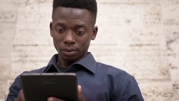 Hombre Negro Americano Mirando Alrededor Uso Tableta Digital Aire Libre — Vídeo de stock