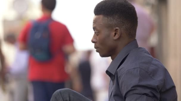 Самотній Сумний Пенсіонер Чорношкірий Африканський Чоловік Переповненій Вулиці — стокове відео