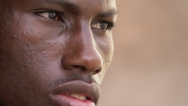 Smutny Zamyślony Migrantów Czarny Patrząc Rozważny Człowiek Afryki — Wideo stockowe