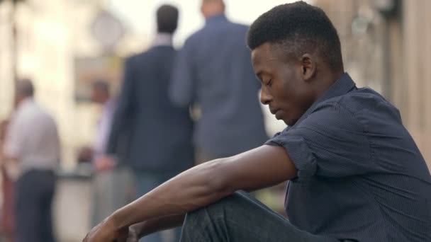 Lonely Deprimerad Svart Afrikanska Mannen Gatan Sorg Depression — Stockvideo