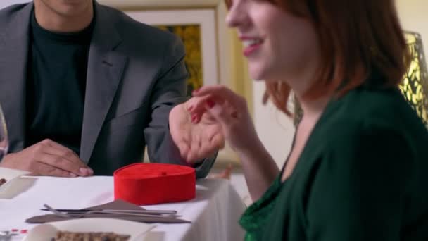 Dîner Saint Valentin Homme Attrayant Donnant Cadeau Petite Amie — Video