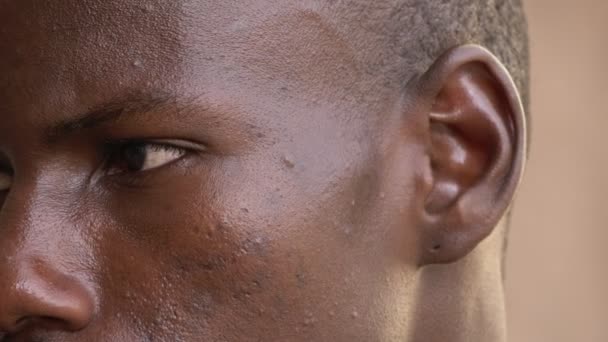 Enojado Orgulloso Joven Negro Africano Hombre Mirando Cámara — Vídeo de stock