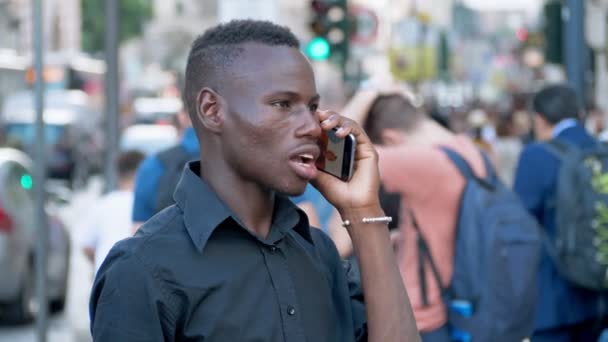 Ocupado Jovem Negro Americano Falando Por Telefone Cidade Lotada — Vídeo de Stock