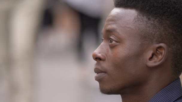 Pensivo Deprimido Jovem Africano Rua Perfil — Vídeo de Stock