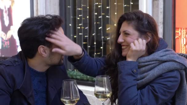 Abrazos Dulces Entre Amantes Sonrientes Sentados Restaurante — Vídeos de Stock