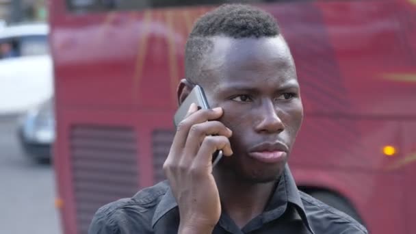Νέοι Μαύρο Αφρικανική Άνθρωπος Μιλάμε Από Τηλέφωνο Στην Πόλη — Αρχείο Βίντεο