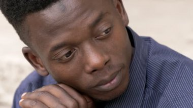 Düşünme ve gülümseyen Afrikalı Zenci hayal