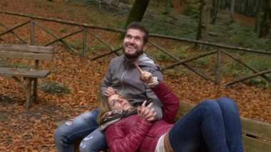 Çift ormanda eğleniyor