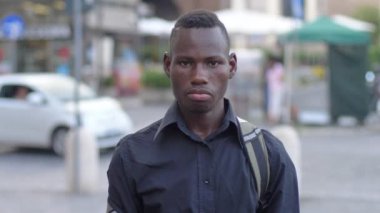 Sokak, mutlu genç Afrika öğrenci ağır çekim kamera - gülümseyen