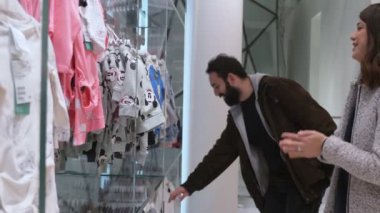 Yeni Doğum. Mutlu çift bekliyor Bebek Giyim Mağazası