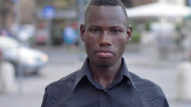 Kamera yavaş street - gülümseyen mutlu Afrika öğrenci