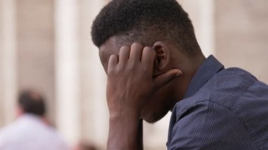 Düşünme umutsuz üzgün Amerikan Afrika adam. endişeler, sorunlar, sorun