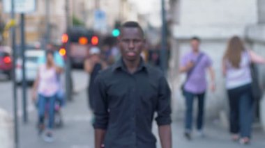 Mutlu genç siyah Amerikalı sokak kameraya gülümseyen içinde