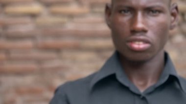 Onun parmağı gösterilen bulanık genç siyah adam. Dur, çöp - ağır çekim