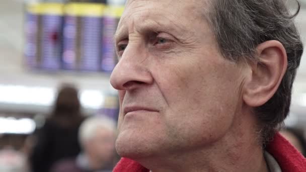 Viejo Reflexivo Esperando Vuelo Aeropuerto — Vídeos de Stock