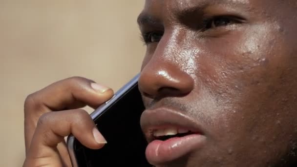 Atraente Jovem Negro Homem Usando Smartphone — Vídeo de Stock