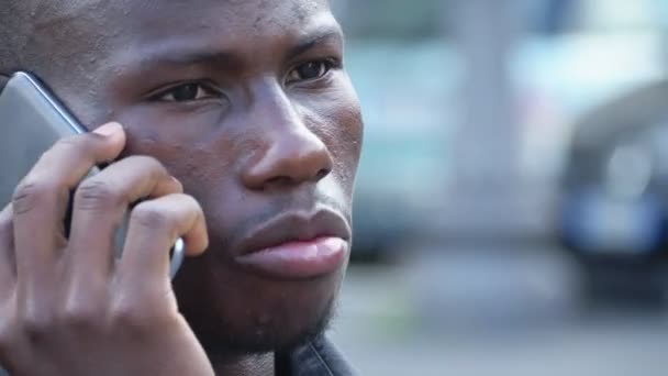 Şehrin Telefonla Konuşan Genç Çekici Genç Siyah Afrika Adam — Stok video