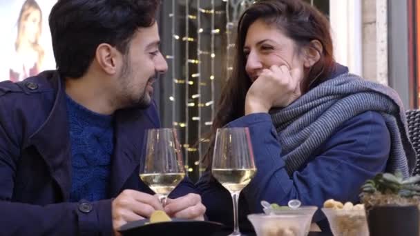 Flirten Romantik Wunsch Junges Paar Restaurant Flirten Reden Outdoor — Stockvideo