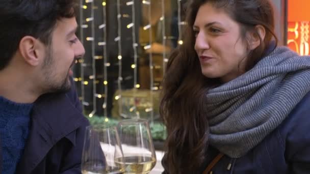 Mujer Sonriente Dando Regalo Novio Durante Aperitivo — Vídeos de Stock