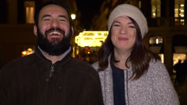 Sonriente Pareja Riendo Calle Noche Invierno Mirando Cámara Lenta — Vídeo de stock