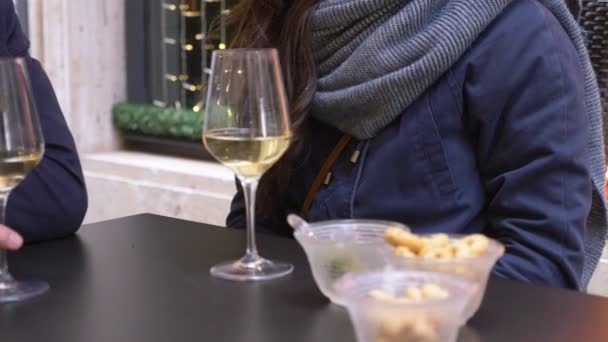 Jonge Brunette Geven Aanwezig Met Haar Vriend Restaurant Buiten — Stockvideo