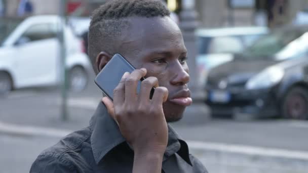 Glada Leende Ung Afrikansk Man Pratar Telefon Gatan — Stockvideo
