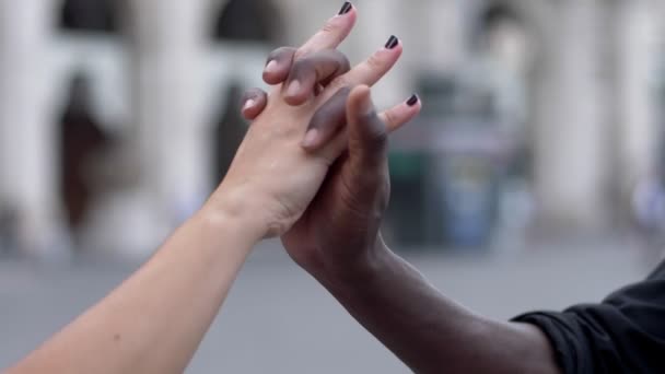 黒人男性の手遅い動きで絡み合う異人種間の愛の白い女性の手のクローズ アップ — ストック動画