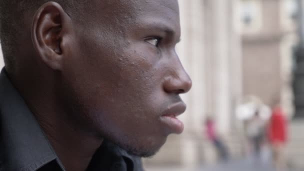 Pensativo Youn Homem Africano Amrican Observando Cidade — Vídeo de Stock