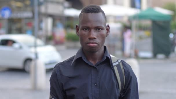 Jovem Estudante Africano Feliz Rua Sorrindo Para Camera Câmera Lenta — Vídeo de Stock