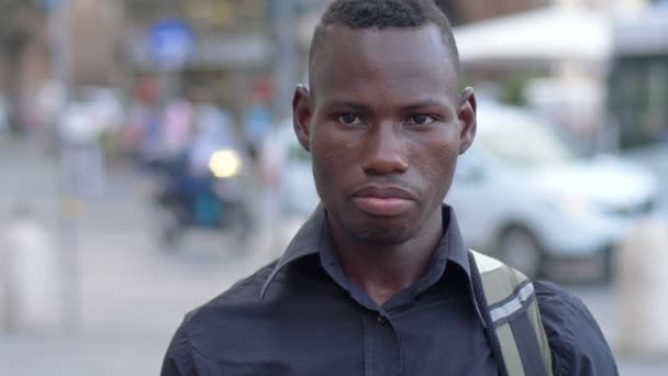 Étudiant Africain Américain Dans Rue Souriant Caméra Ralenti — Video