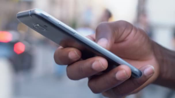 Black Man Hand Typing Smartphone Outdoor Communication Technology Modernity — стоковое видео