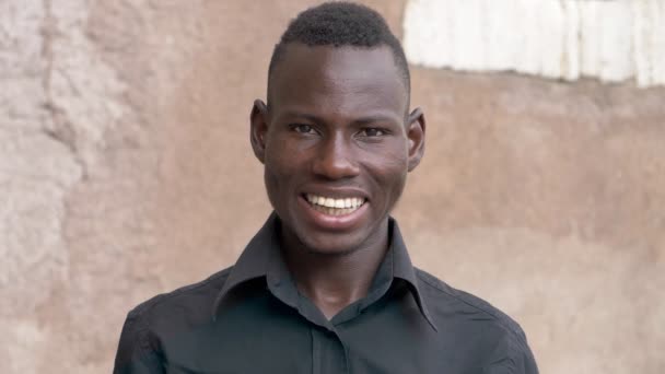 Heureux Confiant Jeune Homme Noir Souriant Caméra — Video